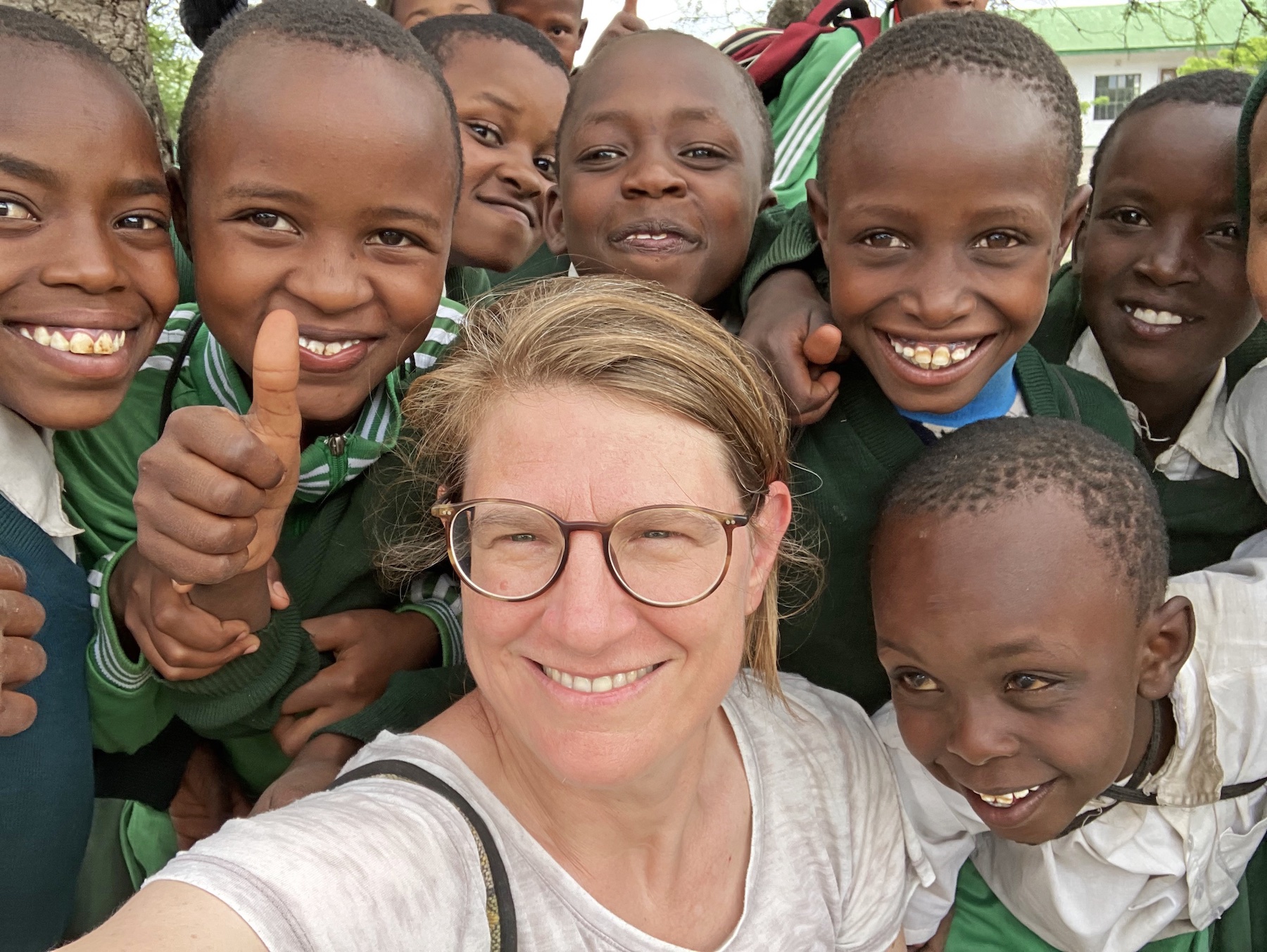 Sabine Pracht mit Schulkindern der NGO Africa Amini Alama in Tansania.